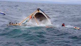 غرق قارب صيد تقليدي أدى إلى فقدان أربع بحارة