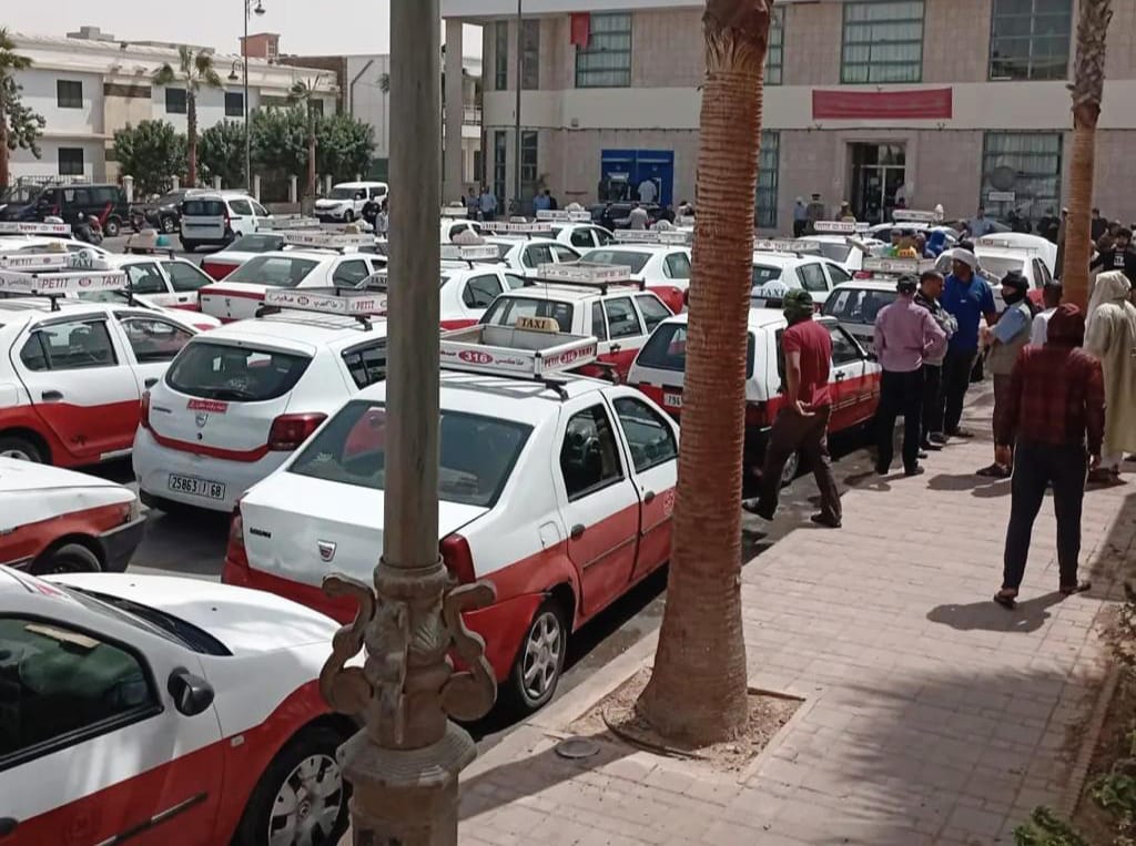 سائقي سيارات الأجرة بالعيون ينظمون وقفة احتجاجية
