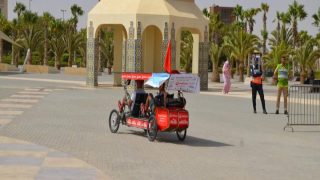 .. اعطاء الانطلاقة لدراجة تعمل بالطاقة البدنية والطاقة الشمسية