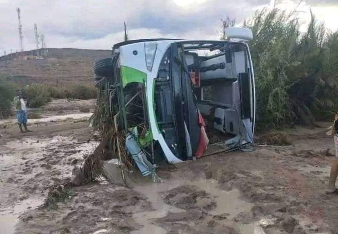 طاطا… السيول تجرف حافلة للركاب نتج عنها مصرع شخصين في حصيلة أولية