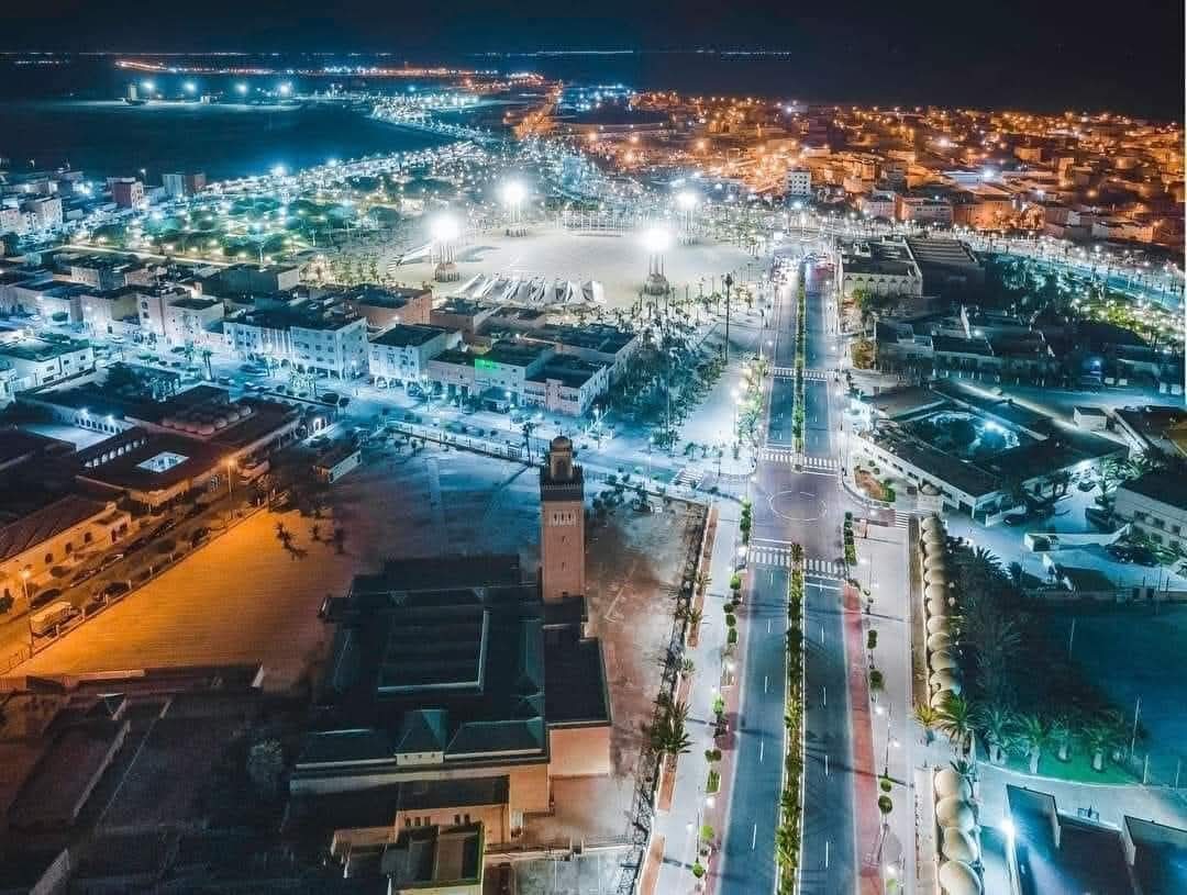 “العيون: جسر الثقافة بين المغرب وفرنسا”  *العيون – 15 فبراير 2025*  تجري بمدينة العيون استعدادات مكثفة لاستقبال وزيرة الثقافة الفرنسية، رشيدة ذاتي، التي من المرتقب أن تزور المدينة مطلع الأسبوع المقبل في إطار زيارة رسمية تعكس متانة العلاقات المغربية الفرنسية.    وتأتي هذه الزيارة في سياق الدعم الفرنسي لمغربية الصحراء، حيث يُرتقب أن تشهد لقاءات مع مسؤولين محليين وممثلين عن الهيئات الثقافية. كما تعكس الزيارة دينامية التعاون الثنائي في المجالات الثقافية والتنموية، بما يعزز الشراكة بين البلدين.