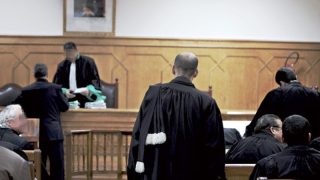 وثائق مشبوهة ومبالغ مالية تقود إلى توقيف “محام مزور” في فاس…