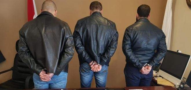 توقيف ثلاثة أشخاص بمكناس وبنسليمان للاشتباه في تورطهم في حيازة وترويج المخدرات…