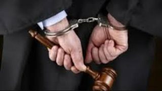 تيزنيت.. كمين أمني يُطيح بشخص انتحل صفة محامٍ للنصب على سيدة قرب المحكمة الإبتدائية 