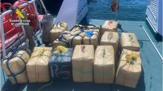 العثور على 15 رزمة من الحشيش تطفو قبالة السواحل الإسبانية