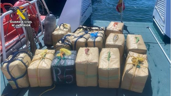 العثور على 15 رزمة من الحشيش تطفو قبالة السواحل الإسبانية
