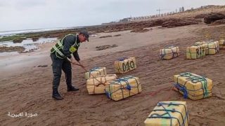 إحباط عملية تهريب دولي للمخدرات بشاطئ أكلو وحجز معدات لوجستية