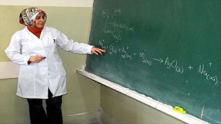 “جدل حول فرض ‘الوزرة البيضاء’ على الأساتذة بالداخلة وادي الذهب”