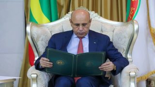 موريتانيا تُقيل عشرات المسؤولين وتفتح أوسع تحقيق في تاريخها بعد اختلاس أكثر من مليار دولار من أموال الدولة