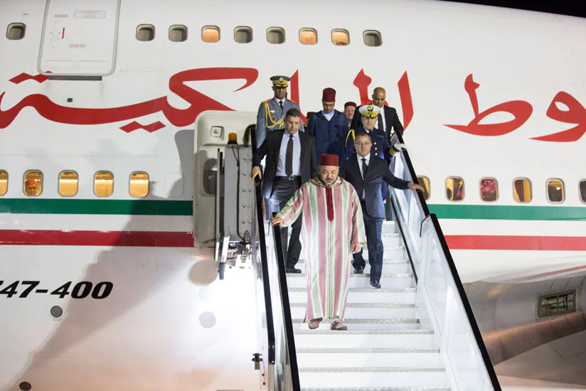 محمد السادس يحل بدولة أبوظبي في زيارة تعزز عمق العلاقات المغربية الإماراتية