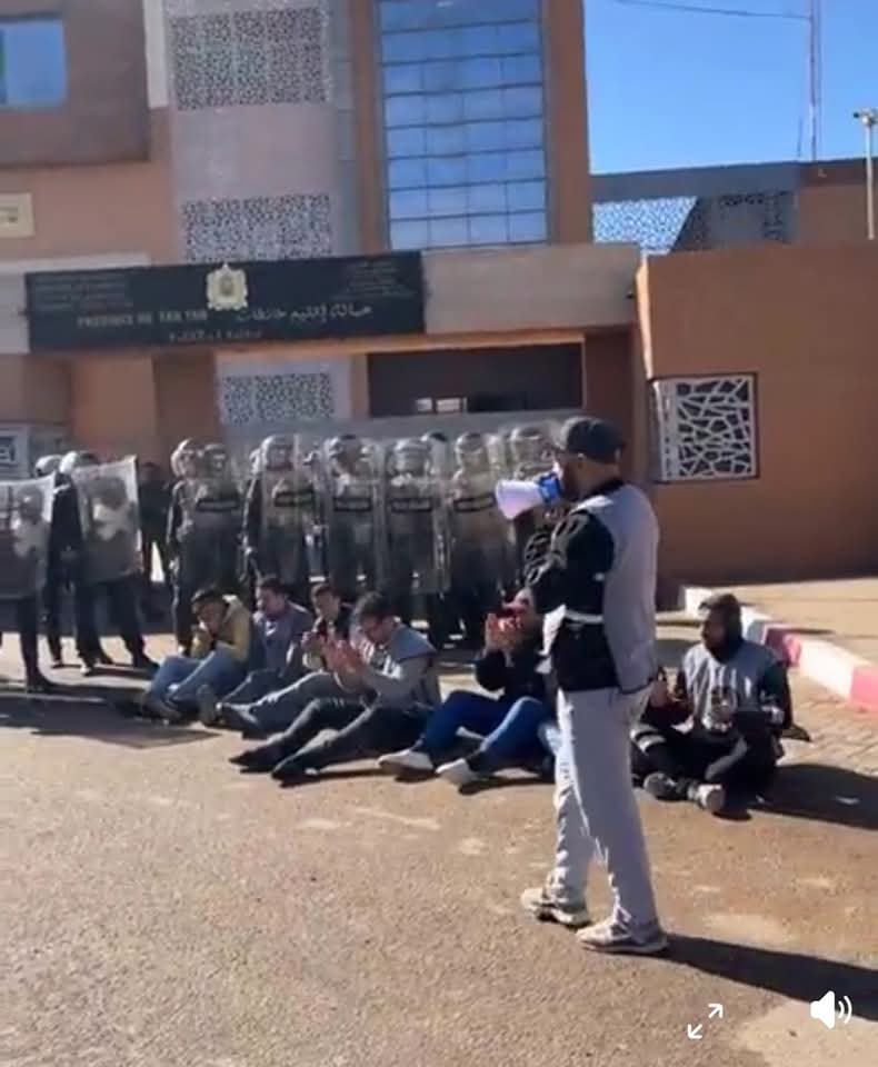 البطالة تدفع شباب طانطان إلى الاحتجاج أمام عمالة الإقليم
