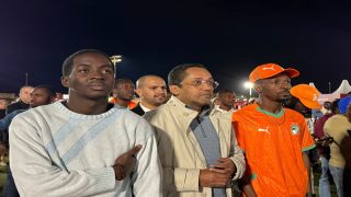 محمد الإمام ماء العينين يشارك الجماهير الإيفوارية فرحة “الكان” في أجواء أخوية مغربية-إيفوارية