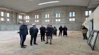 عامل إقليم السمارة يتفقد تقدم أشغال إنجاز القاعة المغطاة بشارع الجيش الملكي.