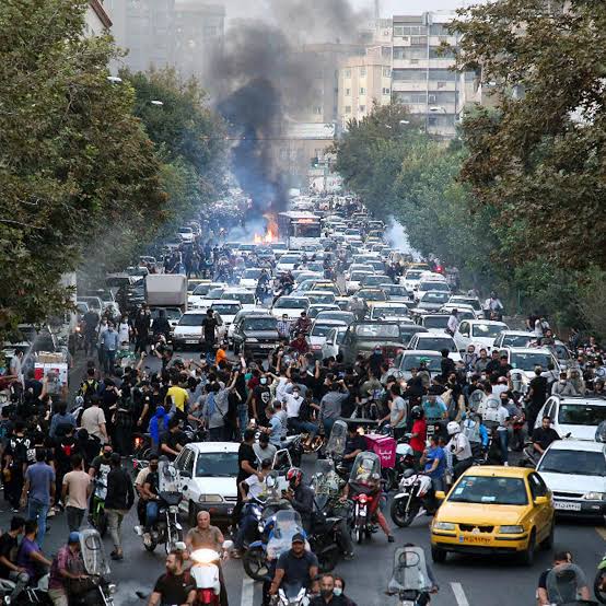 تصاعد الاحتجاجات في إيران وسط قمع أمني وانقطاع شبه كامل للإنترنت.