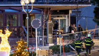 سويسرا: 40 قتيلاً ومئات المصابين جراء انفجار وحريق خلال احتفالات رأس السنة في منتجع جبلي.