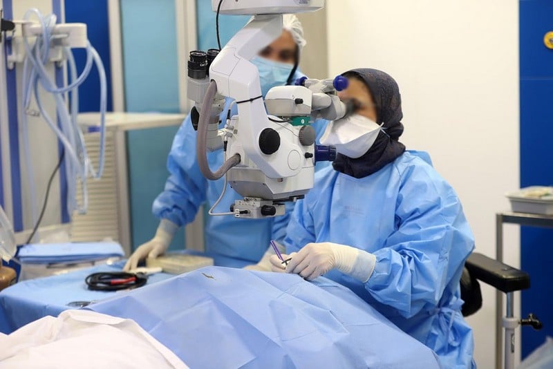 تعديل قانون التأمين الصحي يشعل اعتراض أطباء القطاع الحر ويثير مخاوف تضارب المصالح.