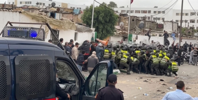 توتر بعين برجة بالدار البيضاء خلال تنفيذ قرارات هدم وسكان يطالبون بحلول سكنية منصفة.