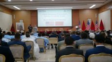 السفير الأمريكي يبدأ أول زيارة رسمية إلى العيون.. اتفاقية لدعم مشروع للهيدروجين الأخضر وتعزيز آفاق الاستثمار.