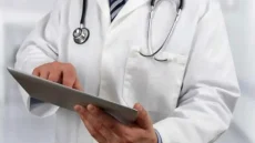 أطباء القطاع الخاص يدعون الحكومة إلى مراجعة التعريفة المرجعية للخدمات الطبية.