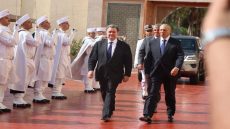 السفير الأمريكي يزور العيون لتوقيع اتفاقيات تنموية ودعم مشروع للأمونيا الخضراء.