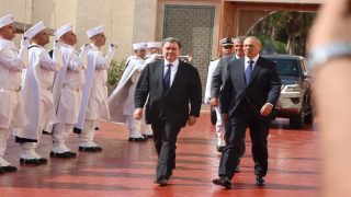 السفير الأمريكي يزور العيون لتوقيع اتفاقيات تنموية ودعم مشروع للأمونيا الخضراء.