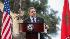 السفير الأمريكي يزور العيون في مهمة دبلوماسية قبيل عيد العرش لتعزيز التعاون المغربي الأمريكي.