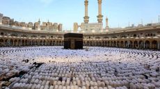 السعودية تطلق تأشيرة عمرة متعددة الدخول لمدة عام لتيسير زيارة المعتمرين.