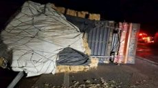 انقلاب شاحنة محملة بالتبن بمنعرجات آيت ساون بأكدز.. وإصابة السائق بجروح خفيفة.
