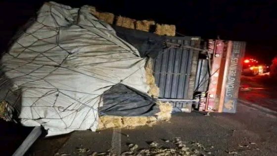 انقلاب شاحنة محملة بالتبن بمنعرجات آيت ساون بأكدز.. وإصابة السائق بجروح خفيفة.