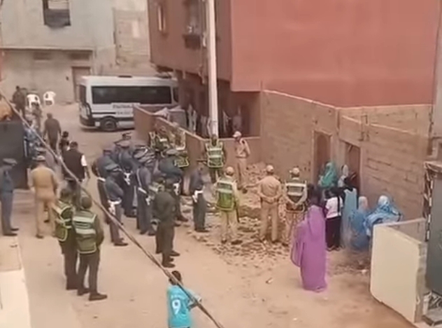 احتجاج سيدة بالوطية عقب تنفيذ حكم قضائي بإفراغ عقار يعيد ملف النزاعات العقارية إلى الواجهة.