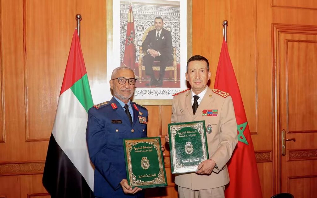 المغرب والإمارات يعززان تعاونهما العسكري.. وسام ملكي لرئيس أركان القوات المسلحة الإماراتية